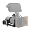 Lähikuva ammattikäyttöön tarkoitetusta kameralaitteesta, jossa on SmallRig 3010 Mini Follow Focus, suuri objektiivi, ulkoinen näyttö ja puinen kahva. Suurin osa harmaasta kamerarungosta erottuu mustasta kiinnitetystä varustuksesta.
