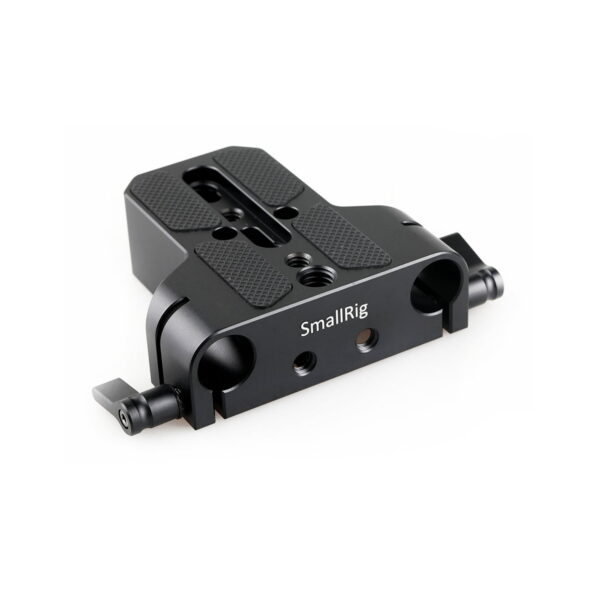 SmallRig 1674 Baseplate w/ 15mm Rod Clamp on musta metallinen kameran pohjalevy, jossa on useita kiinnitysreikiä, kaksi lukitusvipua ja kuvioidut kahvat kameran turvallista tukemista ja lisävarusteiden kiinnittämistä varten.