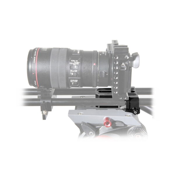SmallRig 1674 Baseplate with 15mm Rod Clamp tukee ammattikäyttöön tarkoitettua kamera-asennelmaa, jossa on suuri objektiivi, joka on kiinnitetty vakautuskiskoihin ja jalustaan ja joka on osittain häivytetty valkoiseen taustaan.