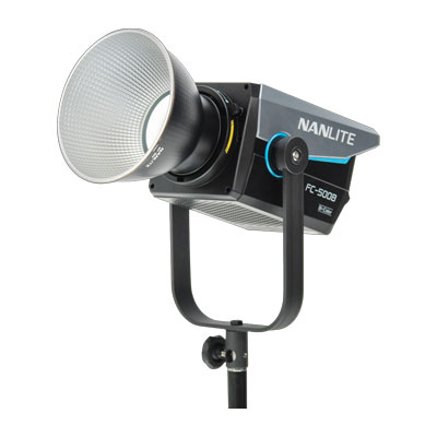 Nanlite FC-500B -ammattilaisstudion LED-valaisin, joka on asennettu mustaan jalustaan ja jossa on suuri heijastin ja suorakulmainen runko, jossa on näkyvissä tuotemerkki ja malli.