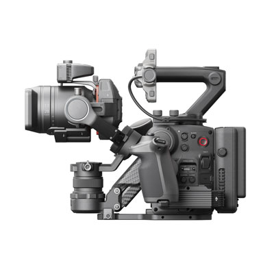 Ammattikäyttöön tarkoitettu digitaalinen elokuvakamera, jossa on suuri objektiivi, tukeva kahva, ohjauspainikkeet ja ulkokahva, kuvattuna sivulta valkoista taustaa vasten.