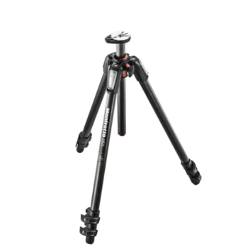 Manfrotto MT055CXPRO3 hiilikuituinen kolmijalka, jossa on MHXPRO-BHQ6-kuulapää, sisältää säädettävät kolme jalkaa ja kiinnityslevyn, kuvassa mustana valkoisella pohjalla.