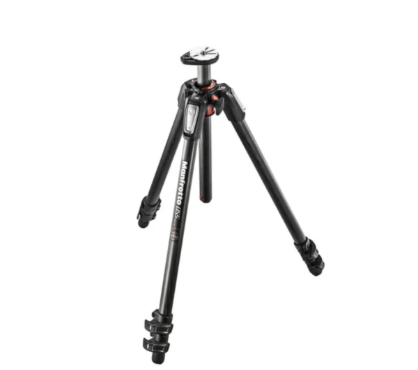 Manfrotto MT055CXPRO3 hiilikuituinen kolmijalka, jossa on MHXPRO-BHQ6-kuulapää, sisältää säädettävät kolme jalkaa ja kiinnityslevyn, kuvassa mustana valkoisella pohjalla.