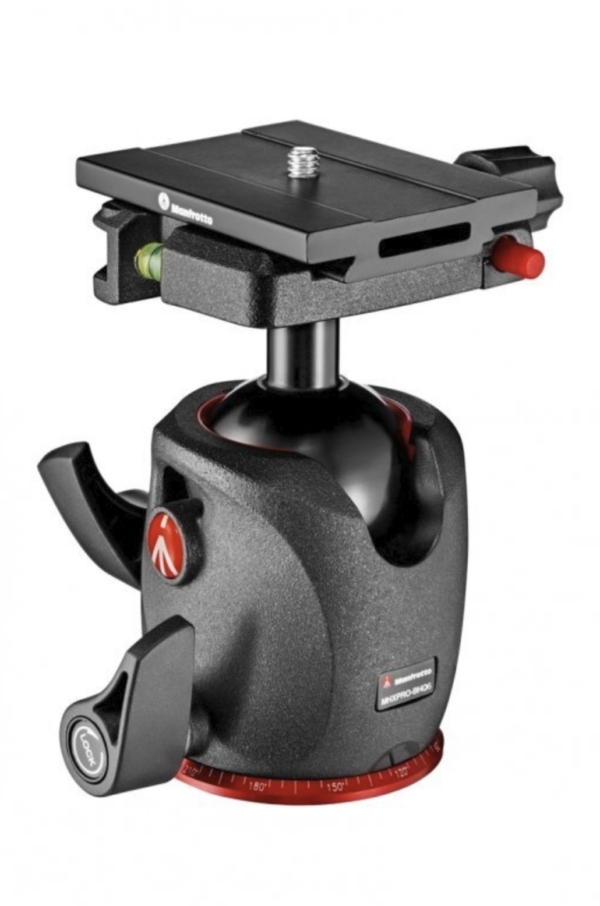 Manfrotto MT055CXPRO3 -hiilikuituinen kolmijalka, jossa on MHXPRO-BHQ6-kuulapää, sisältää mustan ja punaisen muotoilun mukaiset säätönupit, pikavapautuslevyn, tasauskuplan ja asteen merkinnät pohjassa.