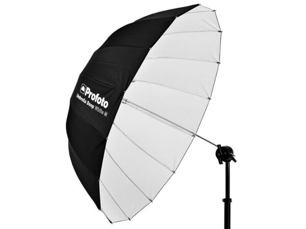 Profoto-sateenvarjo Deep White M, jossa on näkyvät tukikylkiluut ja Profoto-logo yhdessä paneelissa, on asennettu jalustalle ja näytetään sivulta.