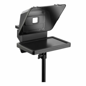 Elgato Prompter -teleprompteri on musta teleprompteri, jossa on ylöspäin suuntautuva lasinäyttö, jalustakiinnitys ja lokero tabletille tai muistiinpanoille. Kuvassa valkoista taustaa vasten.