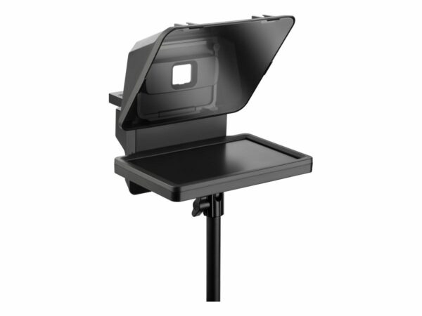 Elgato Prompter -teleprompteri on musta teleprompteri, jossa on ylöspäin suuntautuva lasinäyttö, jalustakiinnitys ja lokero tabletille tai muistiinpanoille. Kuvassa valkoista taustaa vasten.