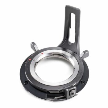 Lähikuva DJI Zenmuse X9 M Mount Unit -objektiivisovitin, metallinen objektiivin kiinnityssovitin, jossa on jalustan kaulus ja elektroniset koskettimet erilaisten objektiivien kiinnittämiseen kameraan.