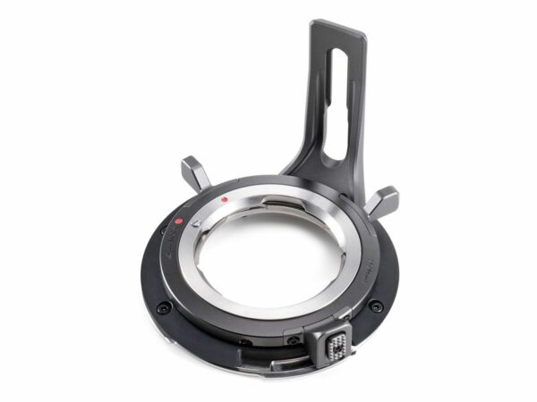 Lähikuva DJI Zenmuse X9 M Mount Unit -objektiivisovitin, metallinen objektiivin kiinnityssovitin, jossa on jalustan kaulus ja elektroniset koskettimet erilaisten objektiivien kiinnittämiseen kameraan.