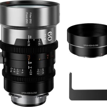Sirui IronStar 60mm T1.9 1.5X anamorfinen Cine-objektiivi (EF- ja PL-kiinnikkeet) hopeanvärisenä ja mustana on esitetty mustan hupun ja U-muotoisen linssinpitokannattimen kanssa valkoisella pohjalla.