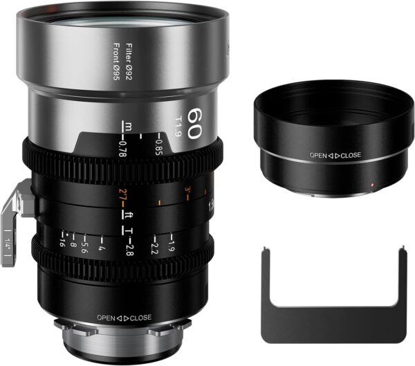 Sirui IronStar 60mm T1.9 1.5X anamorfinen Cine-objektiivi (EF- ja PL-kiinnikkeet) hopeanvärisenä ja mustana on esitetty mustan hupun ja U-muotoisen linssinpitokannattimen kanssa valkoisella pohjalla.