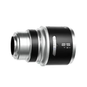 Lähikuva Sirui IronStar 60mm T1.9 1.5X Anamorphic Cine Lens EF ja PL Mount (Kopio) -objektiivista, jossa näkyy musta ja hopeinen viimeistely, kaiverretut numerot, tarkennus- ja aukkomerkinnät valkoista taustaa vasten.