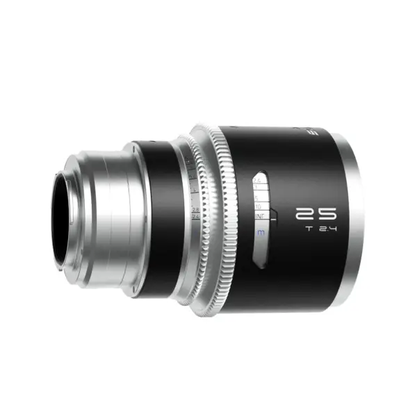 Lähikuva Sirui IronStar 60mm T1.9 1.5X Anamorphic Cine Lens EF ja PL Mount (Kopio) -objektiivista, jossa näkyy musta ja hopeinen viimeistely, kaiverretut numerot, tarkennus- ja aukkomerkinnät valkoista taustaa vasten.