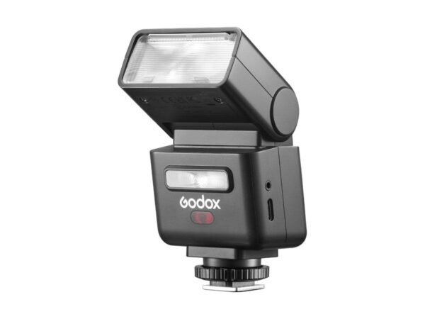 Godox-salamasarjassa IT32 TLL Nikon, kuvassa kulmassa, on säädettävä pää, läpikuultava salaman suojus, ohjauspainikkeet ja kiinnitysjalka kameraan kiinnittämistä varten.