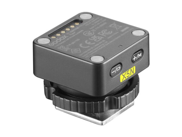 Pienikokoinen, musta Godox Flash Kit IT32 TLL Nikon -laite, jossa on painikkeet ja keltainen "X5N", jonka yläosassa on liitäntäportti ja alapuolella kiinnitysalusta, joka on suunniteltu kameran hot shoe -kiinnitystä varten.