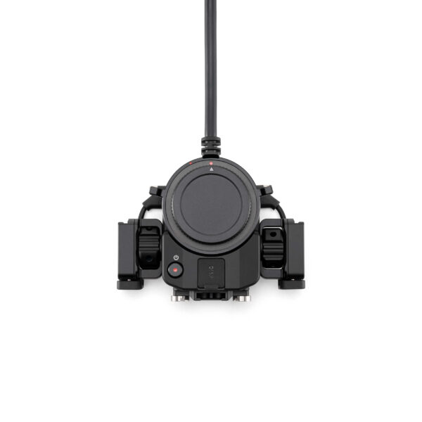 DJI Ronin 4D Flex, musta, pyöreä elektroninen laite, jossa on sivupainikkeet, valitsimet, keskimmäinen nuppi ja ylöspäin ulottuva kaapeli, näkyy valkoista taustaa vasten.