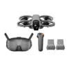 DJI Avata 360 Motion Fly More Combo (DJI Goggles N3) 360-drone, jossa on neljä potkuria, VR-kuulokkeet, käsiohjain ja kaksi suorakulmaista akkua, näkyy valkoisella pohjalla.