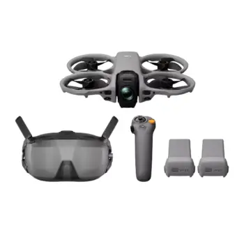 DJI Avata 360 Motion Fly More Combo (DJI Goggles N3) 360-drone, jossa on neljä potkuria, VR-kuulokkeet, käsiohjain ja kaksi suorakulmaista akkua, näkyy valkoisella pohjalla.