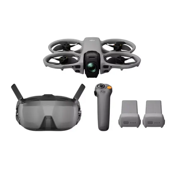 DJI Avata 360 Motion Fly More Combo (DJI Goggles N3) 360-drone, jossa on neljä potkuria, VR-kuulokkeet, käsiohjain ja kaksi suorakulmaista akkua, näkyy valkoisella pohjalla.