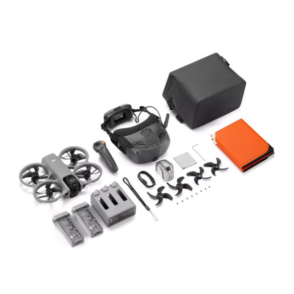 DJI Avata 360 Motion Fly More Combo (DJI Goggles N3) sisältää harmaan 360-dronen, kolme akkua, potkurit, kaapelit, ohjaimen, FPV-lasit, kantolaukun ja oranssin kansion, joka on järjestetty siististi valkoiselle taustalle.