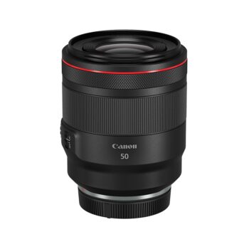 Canon RF 50mm f/1.2L USM -objektiivissa on kuvioitu tarkennusrengas, punainen korostusviiva yläreunan lähellä ja näkyvä tuotemerkki sivussa.