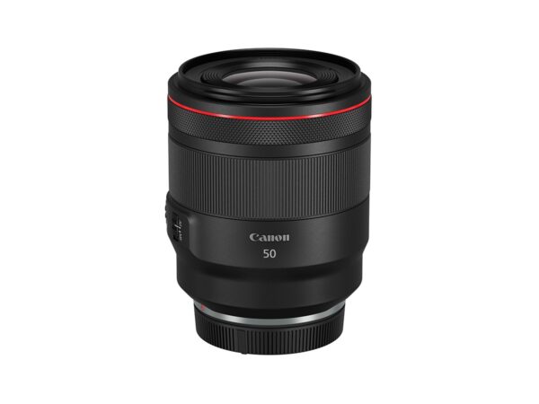 Canon RF 50mm f/1.2L USM -objektiivissa on kuvioitu tarkennusrengas, punainen korostusviiva yläreunan lähellä ja näkyvä tuotemerkki sivussa.