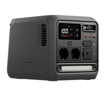 DJI Power 1000 Mini on kannettava virtalähde, jossa on näyttö, useita painikkeita, kaksi verkkopistorasiaa, USB-portit ja sisäänrakennettu taskulamppu, kuvassa valkoisella pohjalla.