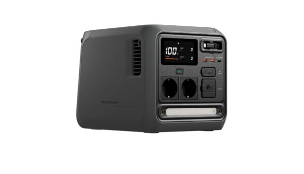 DJI Power 1000 Mini on kannettava virtalähde, jossa on näyttö, useita painikkeita, kaksi verkkopistorasiaa, USB-portit ja sisäänrakennettu taskulamppu, kuvassa valkoisella pohjalla.