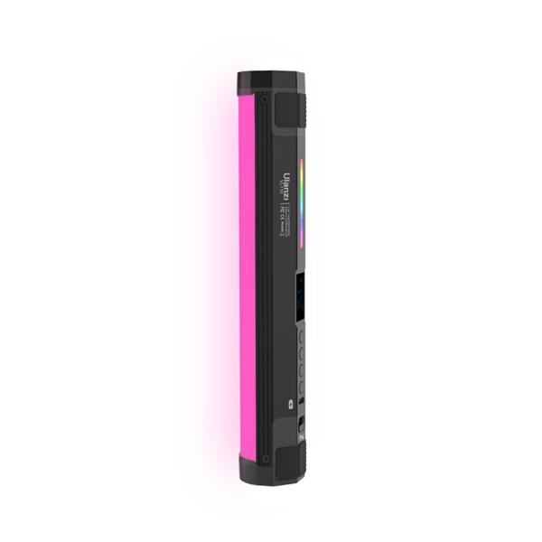 Ulanzi VL110 Tube Light RGB on ohut, suorakaiteen muotoinen, mustalla värillä varustettu käsikäyttöinen LED-sauva, jossa on ohjauspainikkeet ja pieni näyttö. Se säteilee kirkkaan vaaleanpunaista hehkua ja näkyy tavallista valkoista taustaa vasten.