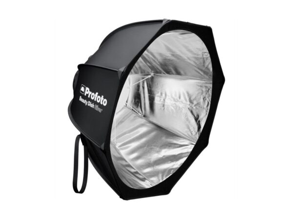 Profoto Beauty Dish Silver, valokuvaukseen tarkoitettu softbox, jossa on hopeinen sisäpuoli ja musta ulkopuoli valon hajottamista varten, on esillä valkoista taustaa vasten.