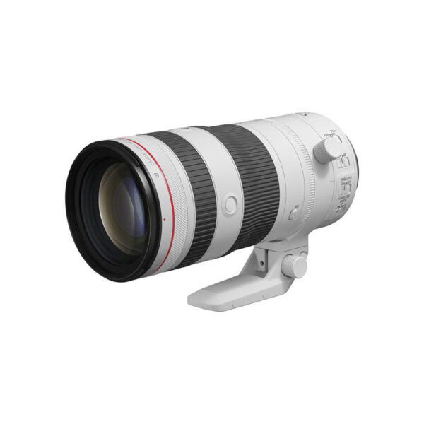Canon RF 70-200mm F2.8L IS USM Z -objektiivi on valkoinen teleobjektiivi, jossa on musta kahva, jalustakiinnike ja ohjauskytkimet, ja se on kuvattuna kulmassa valkoisella taustalla.