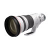 Canon RF 400mm f/2.8 L IS USM on suuri valkoinen teleobjektiivi, jossa on musta etureuna, kuvioitu zoomausrengas, säätökytkimet ja sisäänrakennettu jalustakiinnike.